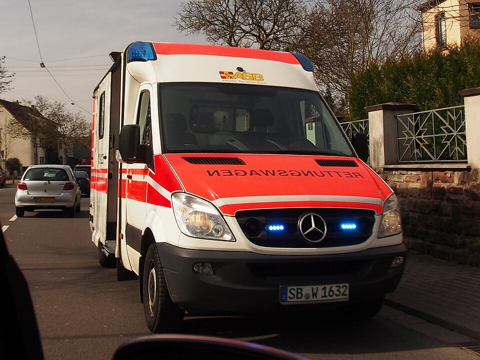 Rettungswagen des Arbeiter-Samariter-Bundes Saarbrücken.