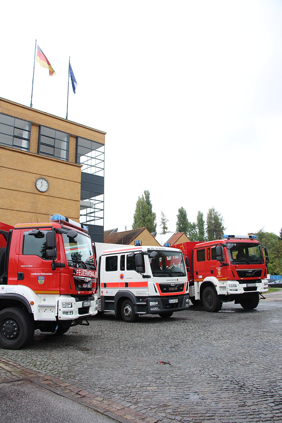 Übergabe von Bundes-Zivilschutzfahrzeugen an Niedersachsen 2016, Fahrzeuge der Medizinischen Task Force.