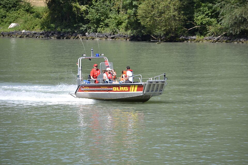 DLRG-Rettungsboot im Einsatz auf der Donau.