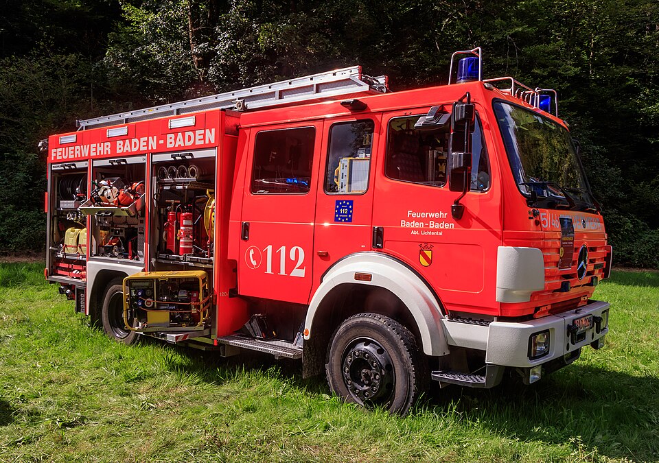 Löschfahrzeug Mercedes-Benz 1224 AF der Feuerwehr Lichtental.