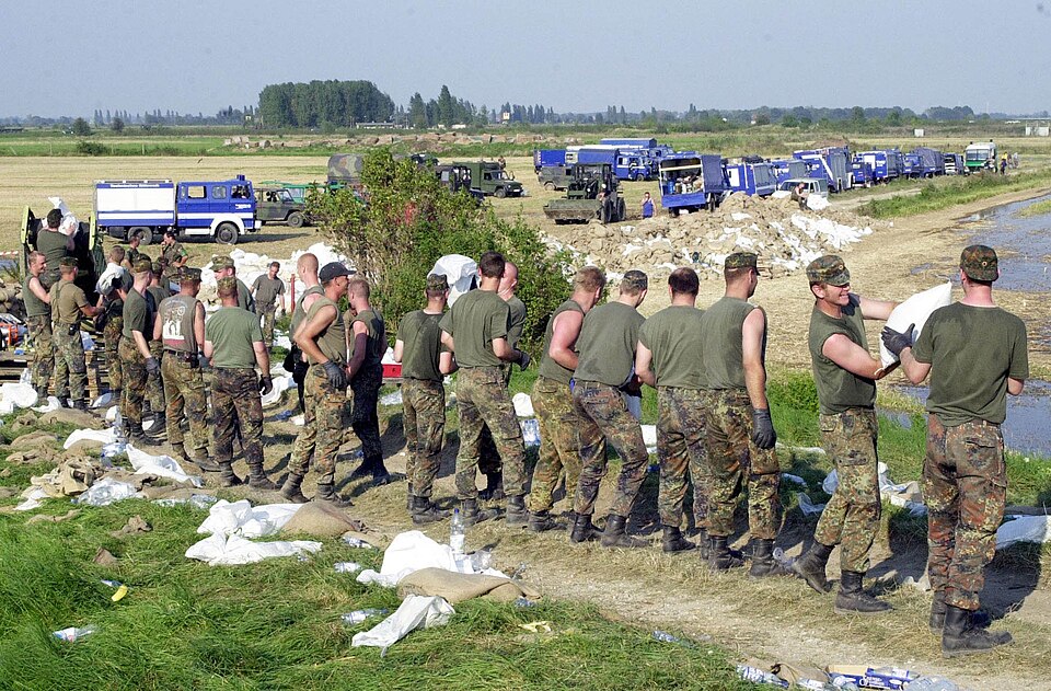 Bundeswehr und THW gemeinsam im Hochwassereinsatz — Amtshilfe im Katastrophenschutz.